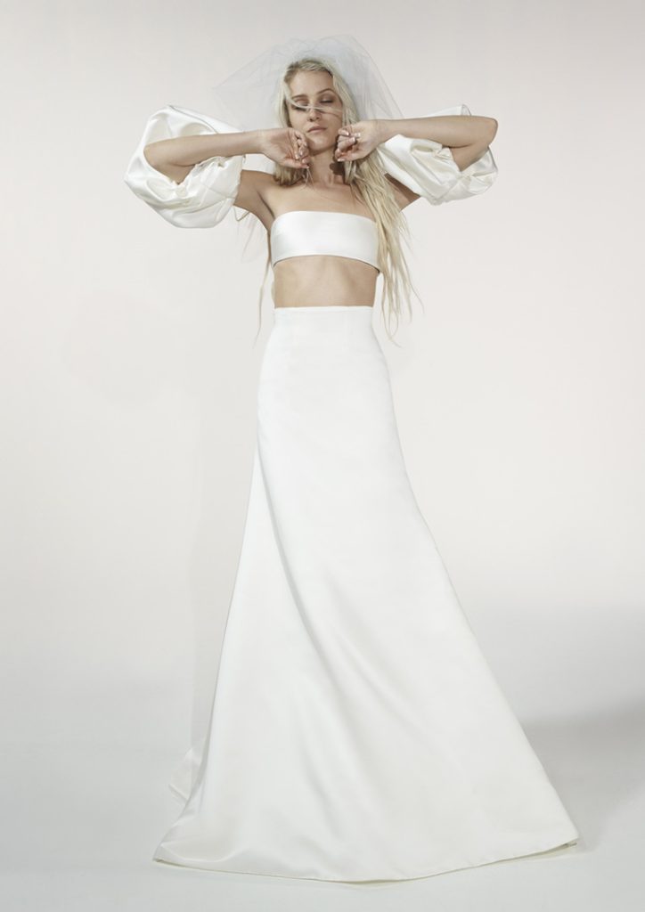 In questa foto la modella indossa un abito da sposa Vera Wang 2023 due pezzi con crop-top e gonna svasata.