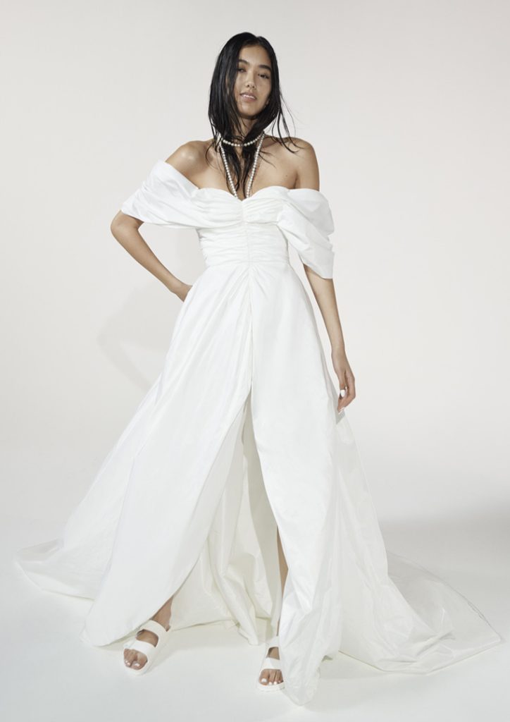 In questa foto la modella indossa un abito da sposa Vera Wang con maniche scivolate
