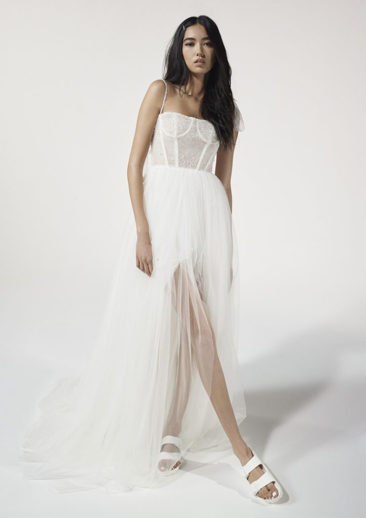 In questa foto la modella indossa un abito da sposa Vera Wang con corsetto e gonna di tulle