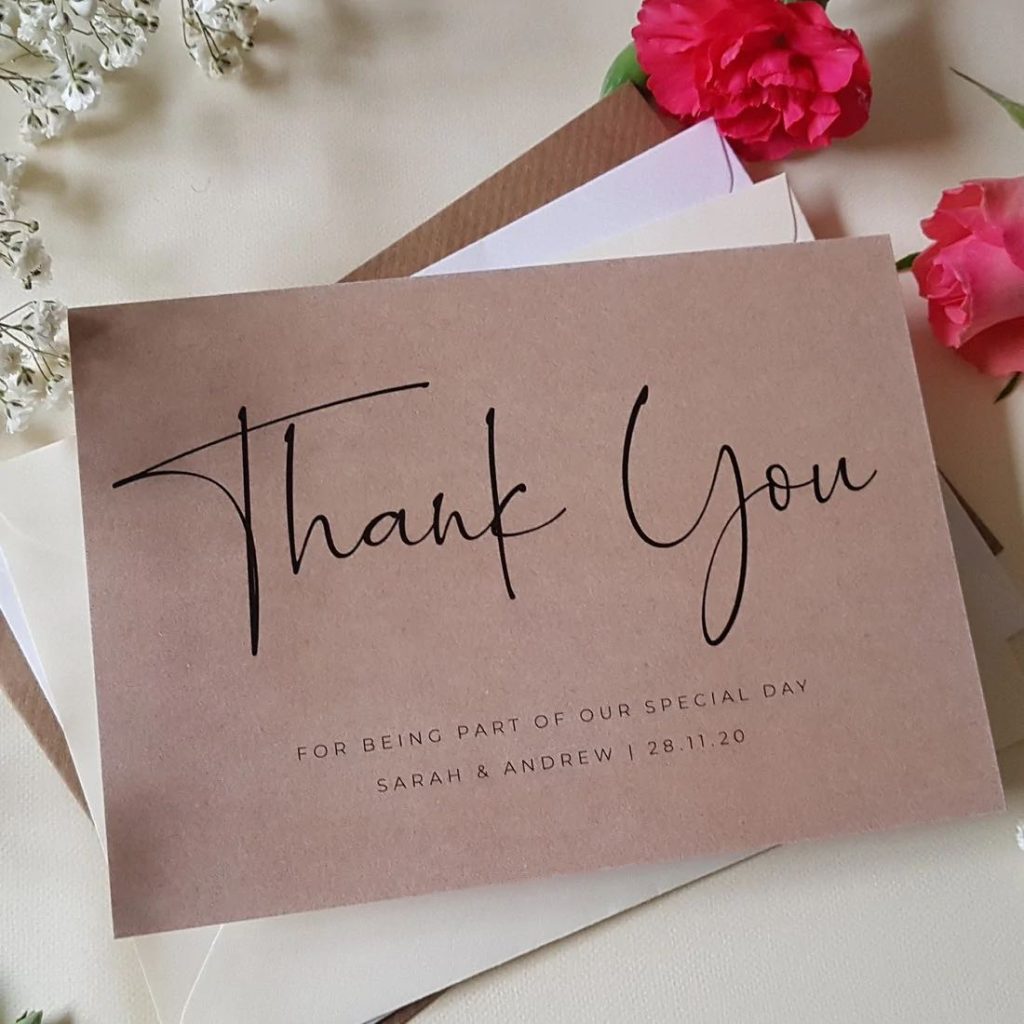 In questa foto un biglietto di ringraziamento per matrimonio con scritto "Thank you for being part of our special day" con i nomi degli sposi e la data del matrimonio