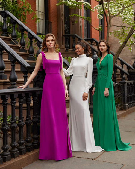 In questa foto le modelle indossano degli abiti colorati della collezione Dani's party by Rosa Clarà