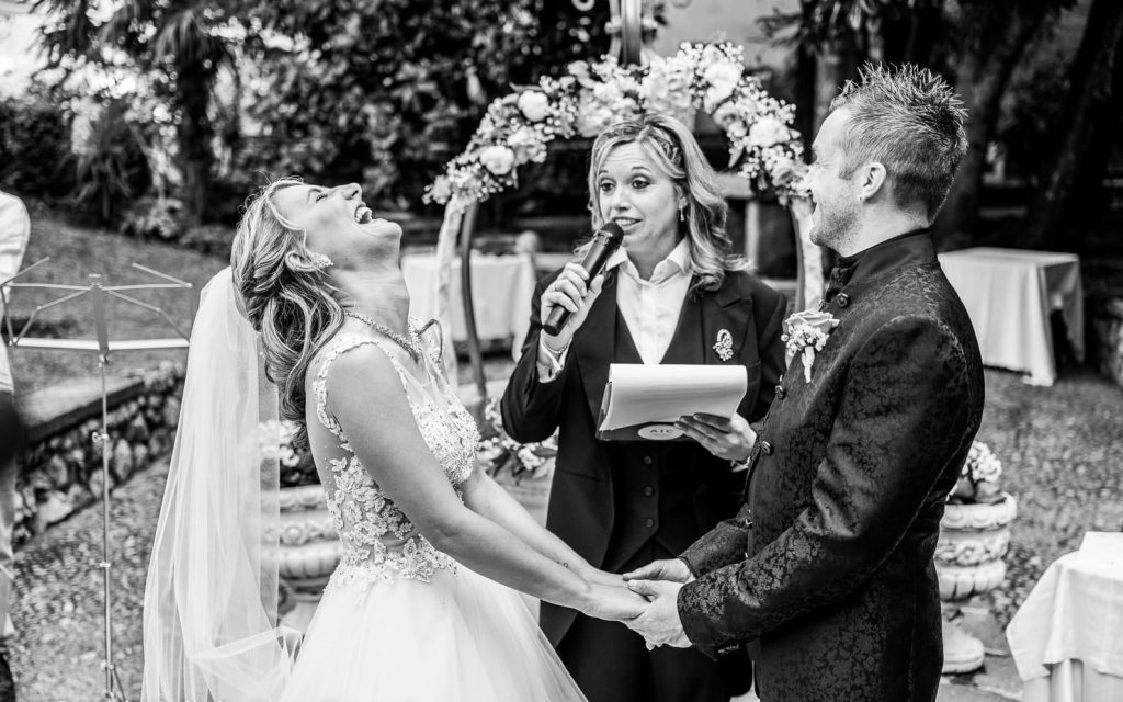 In questa foto due sposi sorridenti durante un rito simbolico di Gabriella Maran Celebrante