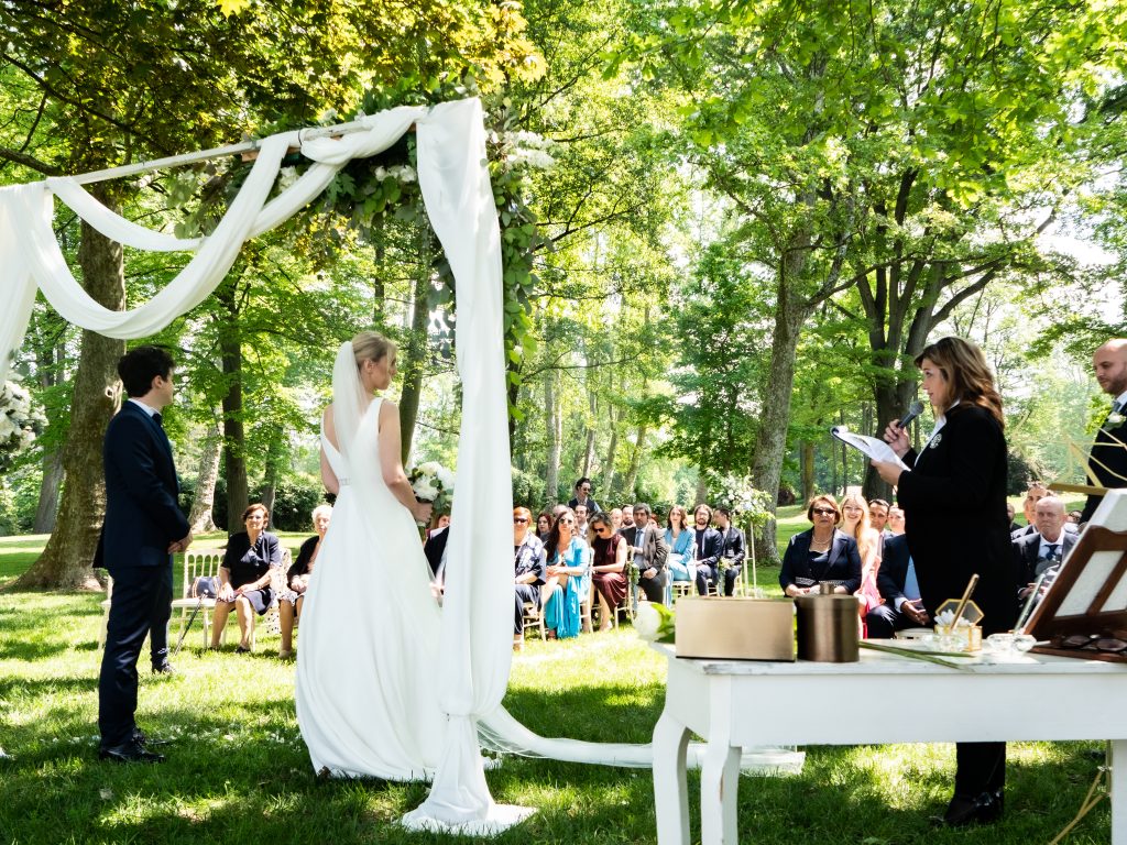 In questa foto un matrimonio con rito simbolico della rosa celebrato da Gabriella Maran Celebrante in un bosco