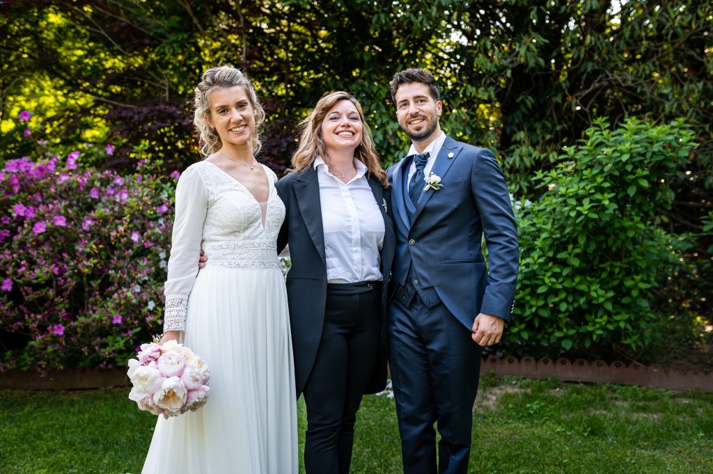 In questa foto Gabriella Maran insieme ad una coppia di sposi che l'hanno scelta come celebrante per il loro matrimonio