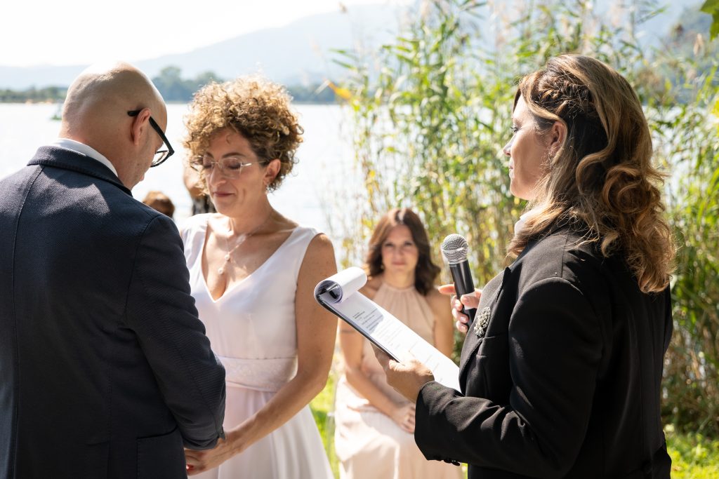 In questa foto le promesse d'amore di una coppia di sposi pronunciate davanti a Gabriella Maran Celebrante