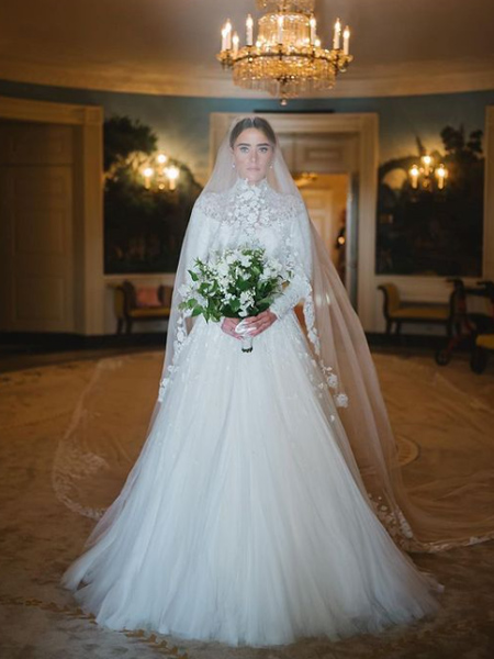 In questa foto Naomi Biden con l'abito da sposa Ralph Lauren 