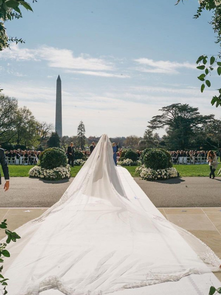 In questa foto il velo da sposa di Naomi Biden durante la cerimonia