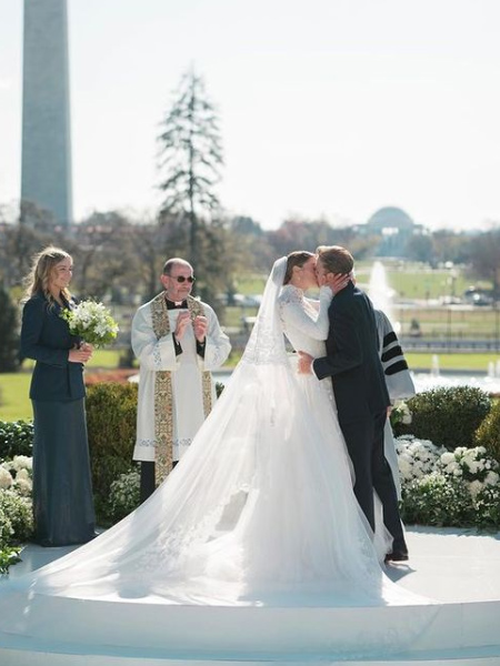 In questa foto il bacio di Naomi Biden e Peter Neal durante il loro matrimonio alla Casa Bianca