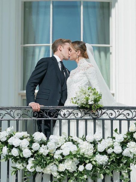 In questa foto il bacio di Naomi Biden e Peter Neal durante il loro matrimonio alla Casa Bianca