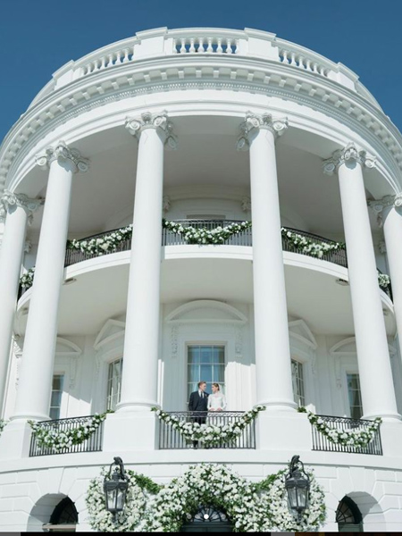 In questa foto il bacio di Naomi Biden e Peter Neal durante il loro matrimonio alla Casa Bianca