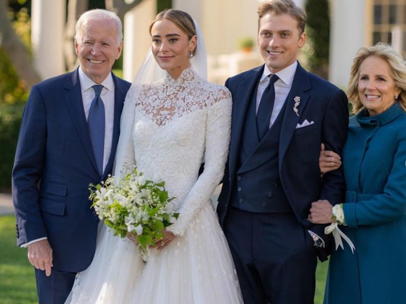 In questa foto Naomi Biden e Peter Neal con Joe Biden e la first lady