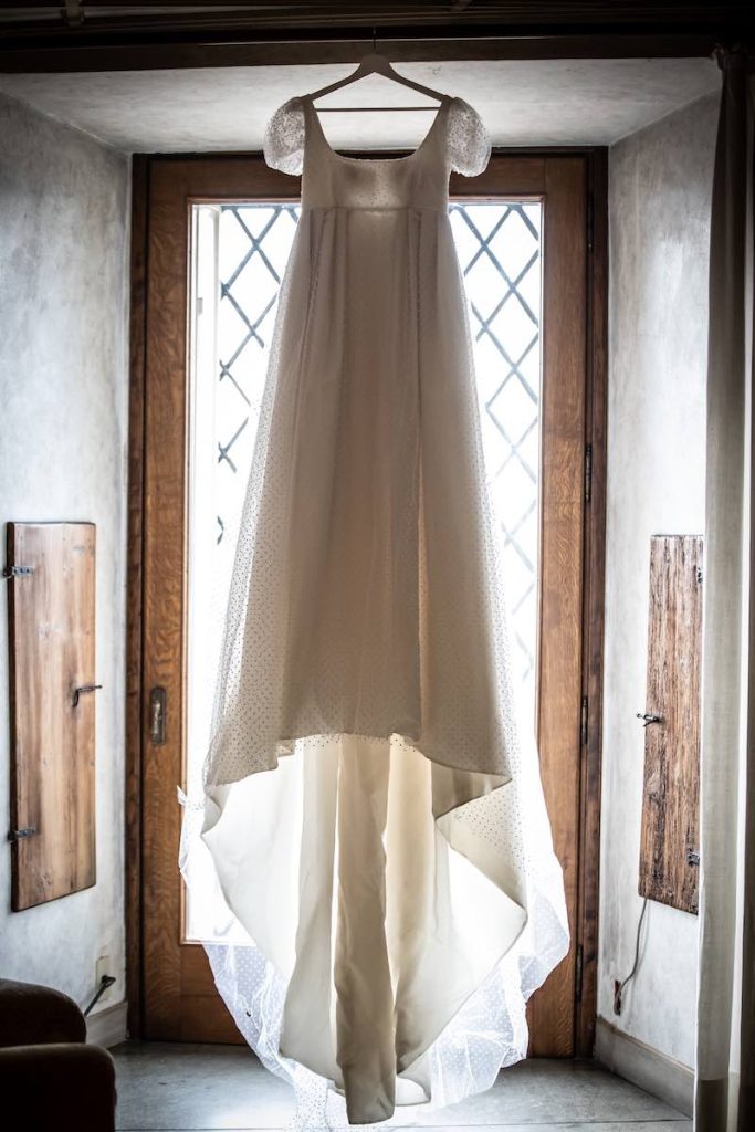 In questa foto un abito da sposa per matrimonio in stile Bridgerton di Chiara Vitale in tulle plumetis con taglio impero e maniche corte a sbuffo