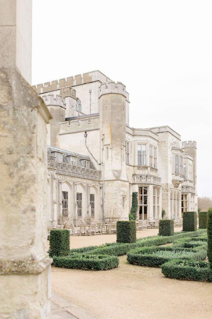 In questa foto il giardino di un castello inglese 