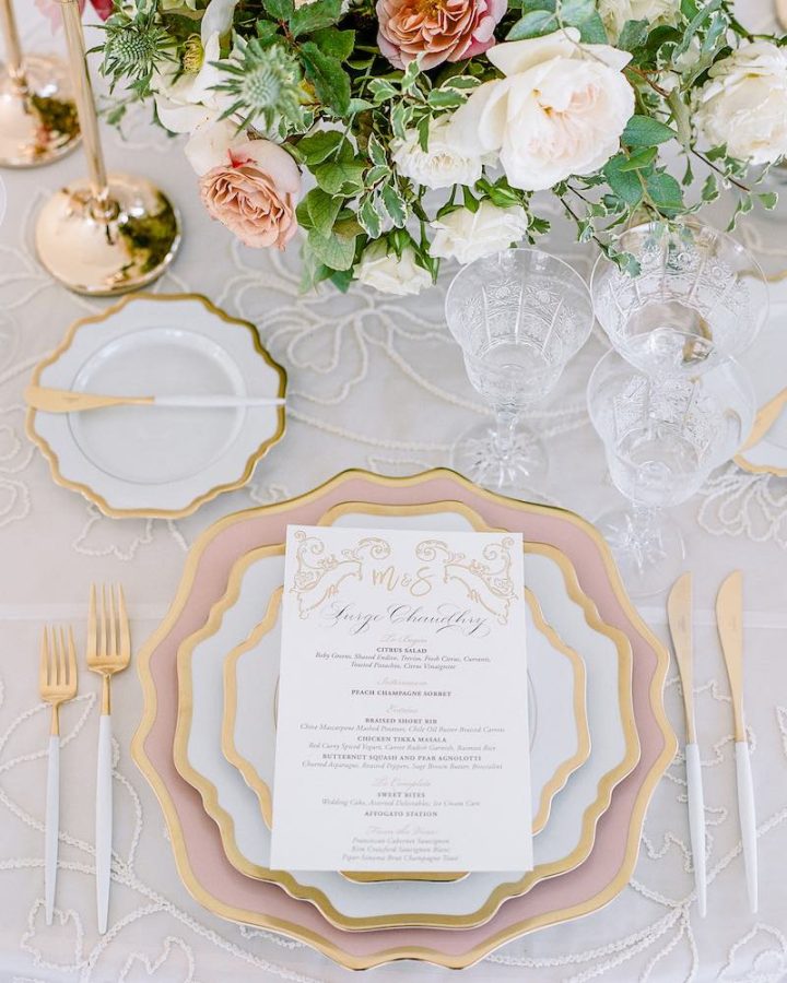 In questa foto una mise en place per matrimonio elegante in stile Bridgerton nei toni del rosa, del bianco e dell'oro