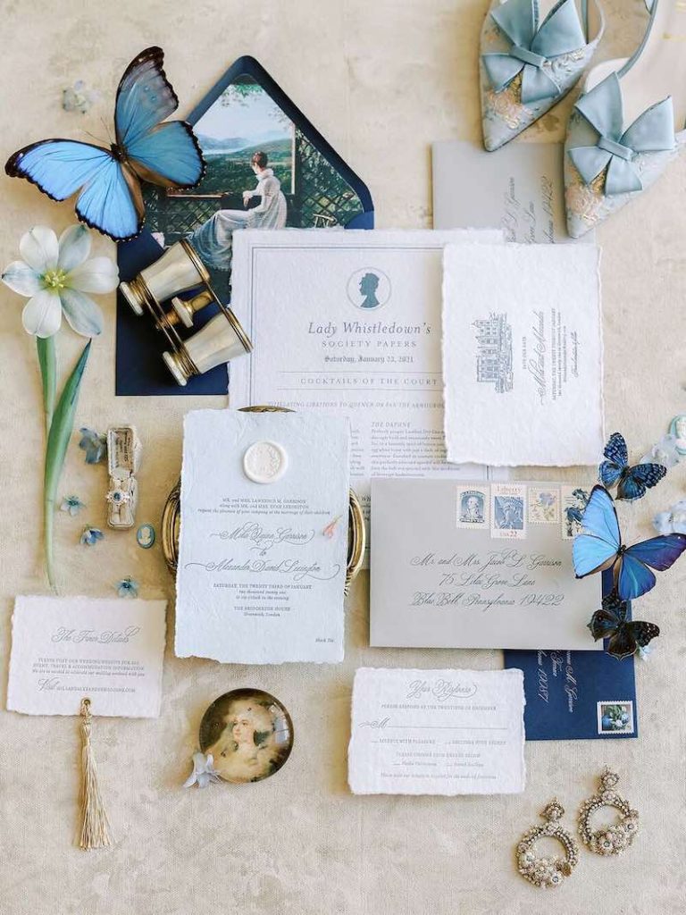 In questa foto un coordinato grafico di matrimonio di colore bianco e blu con testi scritti in carattere calligrafico