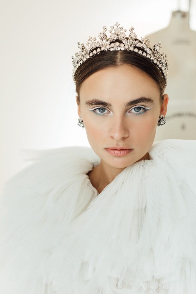 In questa foto una modella indossa una corona di Maria Elena Headpieces con perline e cristalli 