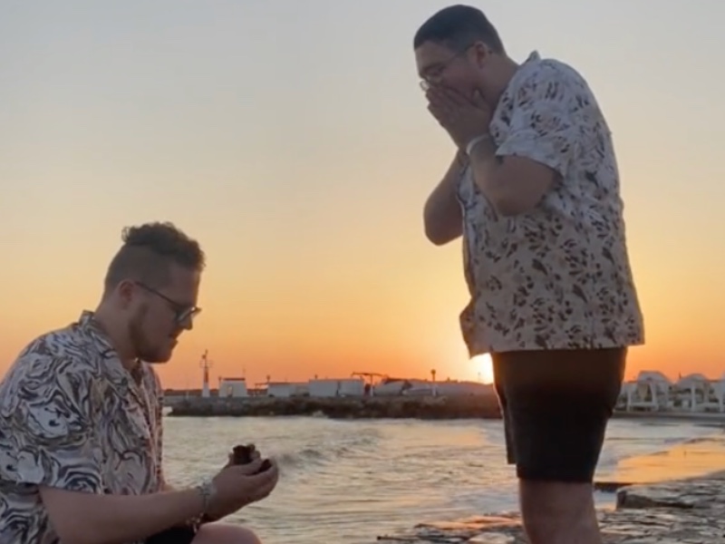In questa foto la proposta di matrimonio nello stesso momento che si sono fatti Bradley e Joshua in una spiaggia dell'isola di Cipro al tramonto