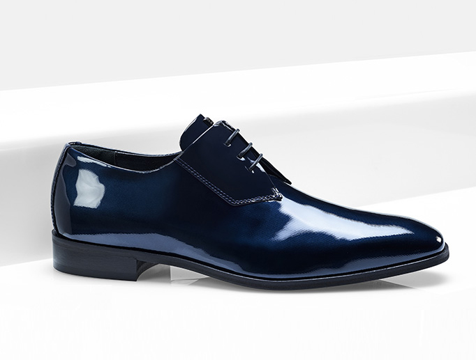 In questa foto un modello di scarpe sposo 2023 modello oxford di pelle lucida blu 