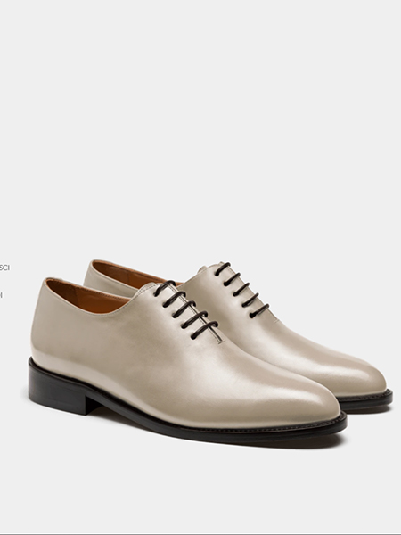 In questa foto un modello di scarpe sposo 2023 modello oxford wholecut bianca