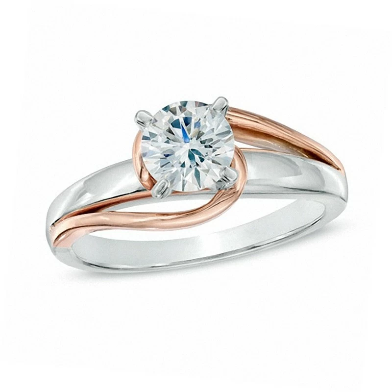 In questa foto un anello di fidanzamento intrecciato in oro bianco e oro rosa con diamante al centro
