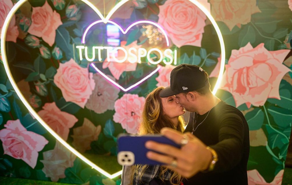 In questa foto una coppia di futuri sposi si scatta un selfie nel corso di Tutto Sposi 2022