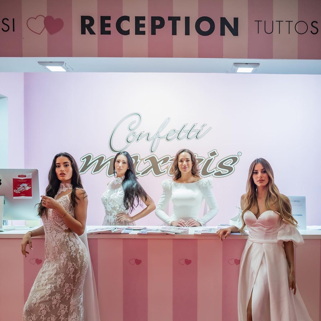 In questa foto delle modelle indossano abiti da sposa nel corso del TuttoSposi 2022