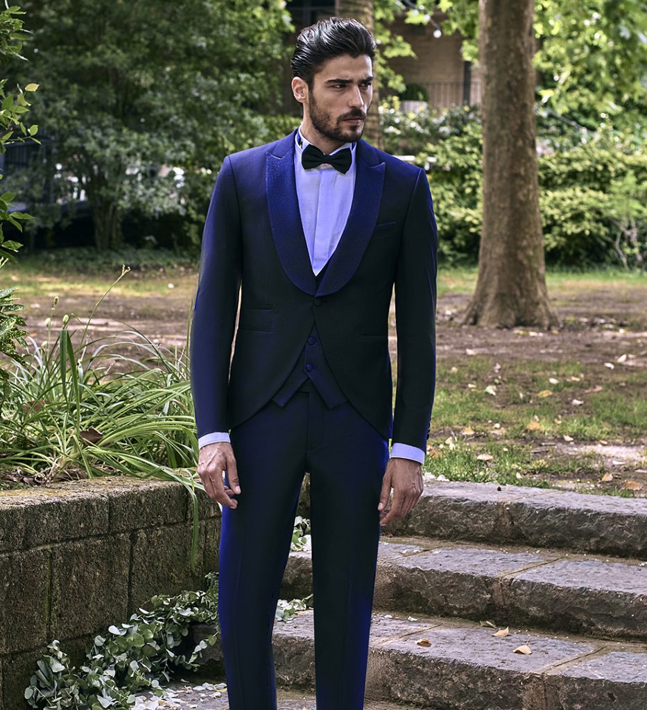 In questa foto un abito da sposo Lorenz 2023 con smoking blu.