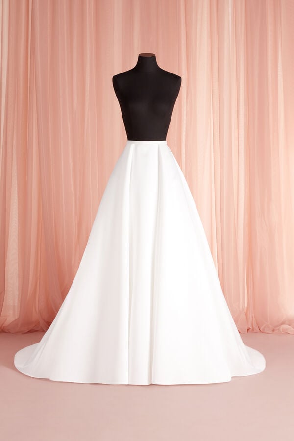In questa foto una gonna in mikado di Atelier Emé: fa parte della collezione di abiti da sposa componibili 2023 del brand