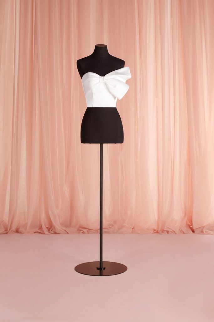 In questa foto un top con maxi fiocco di Atelier Emé: fa parte della collezione di abiti da sposa componibili 2023 del brand