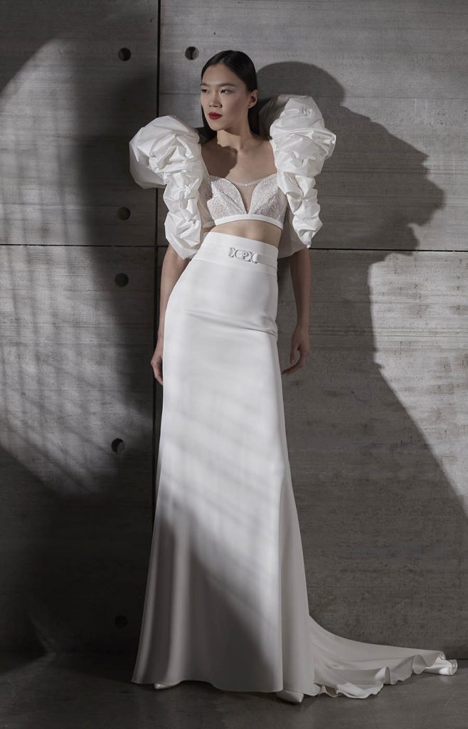 In questa foto una modella indossa un abito da sposa trasformabile 2023 della collezione Elisabetta Polignano