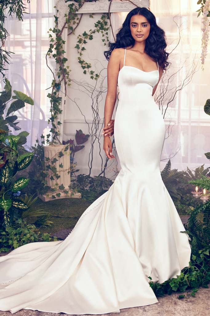 In questa foto una modella indossa un abito da sposa a sirena di Ines Di Santo 2023