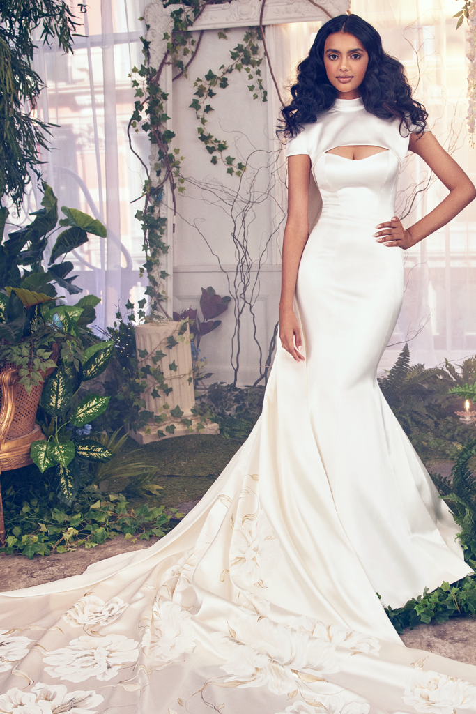 In questa foto una modella indossa un abito da sposa 2023 di Ines Di Santo