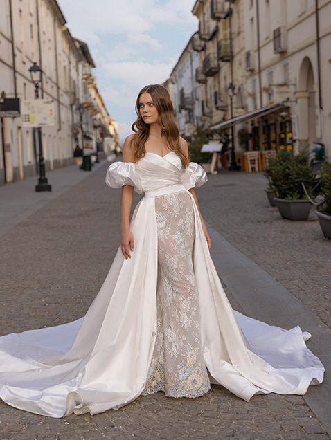 In questa foto una modella indossa un abito da sposa 2023 di Michela Ferriero. Il sovragonna è removibile