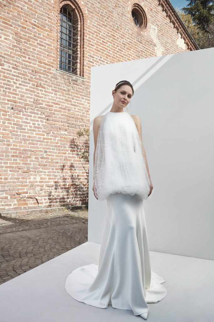 In questa foto una modella con un abito da sposa trasformabile 2023 di Peter Langner