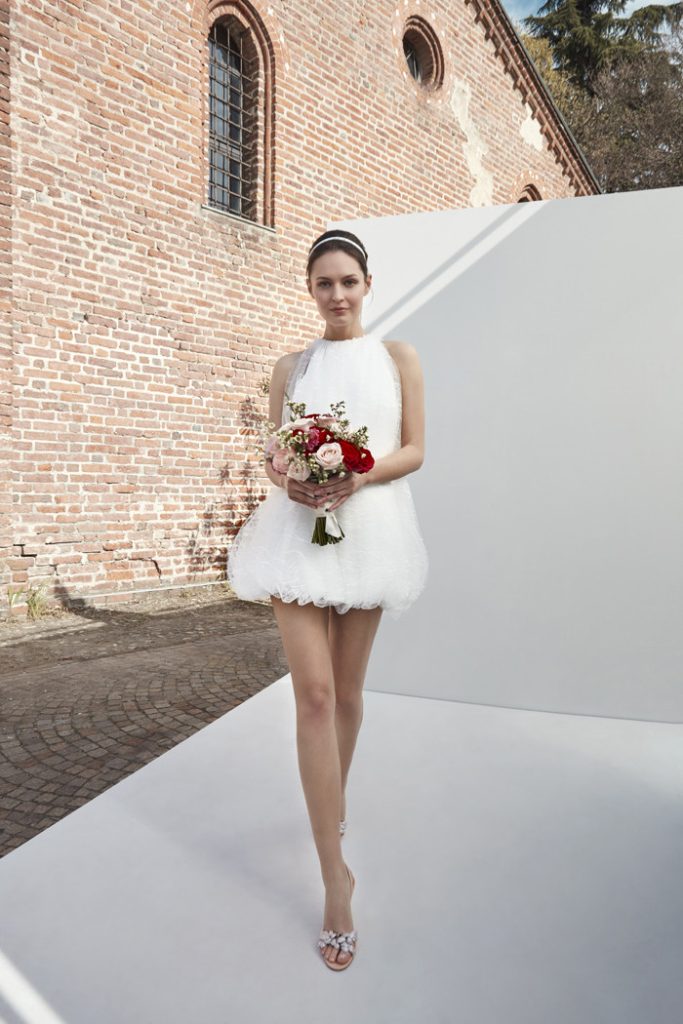 In questa foto una modella con un abito da sposa trasformabile 2023 di Peter Langner