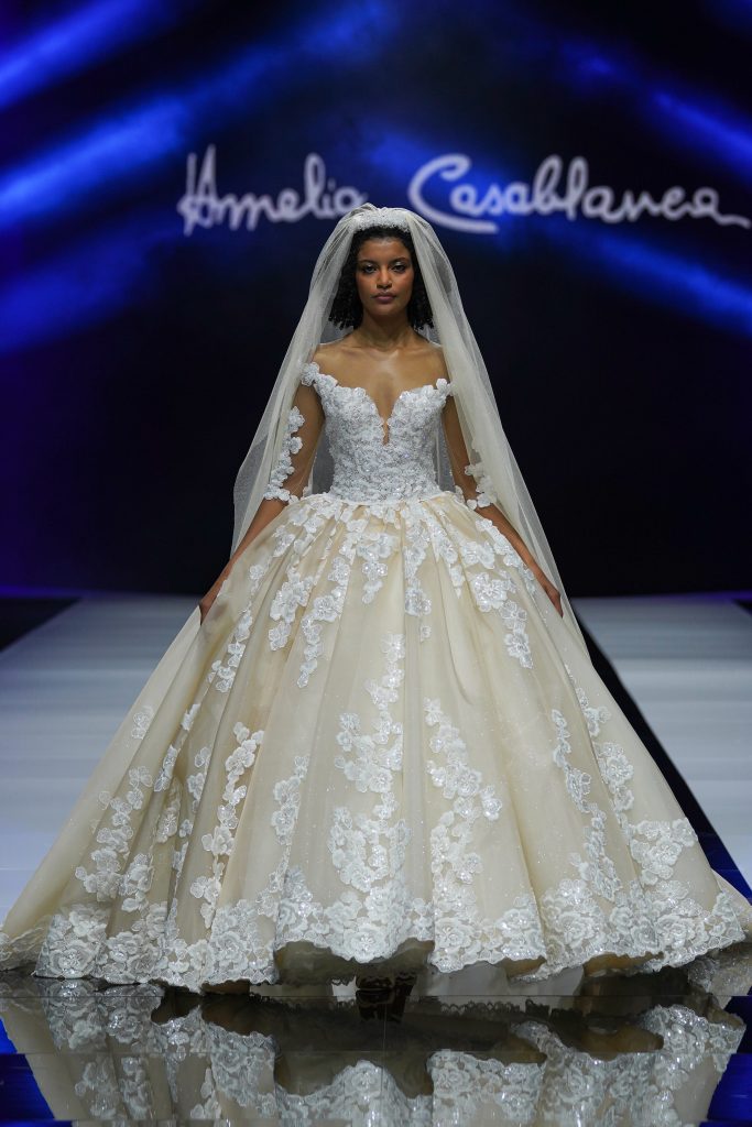 In questa foto la modella indossa un abito da sposa a principessa con gonna ampia e ricami Amelia Casablanca 