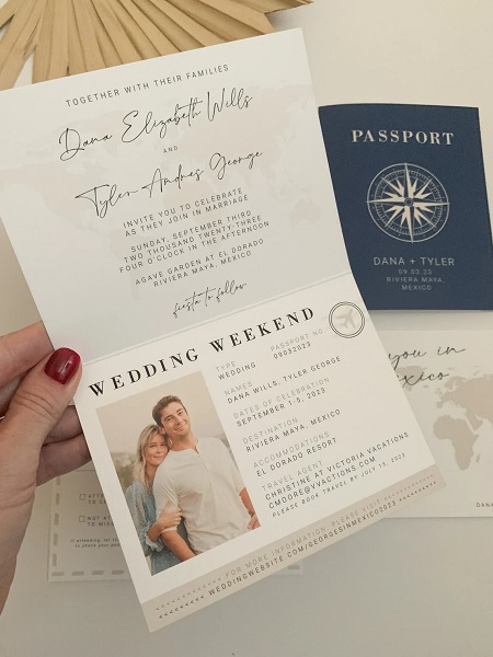 In questa foto, un invito matrimonio fai da te a tema viaggio a forma di passaporto in beige e blu e con una fototessera di coppia 