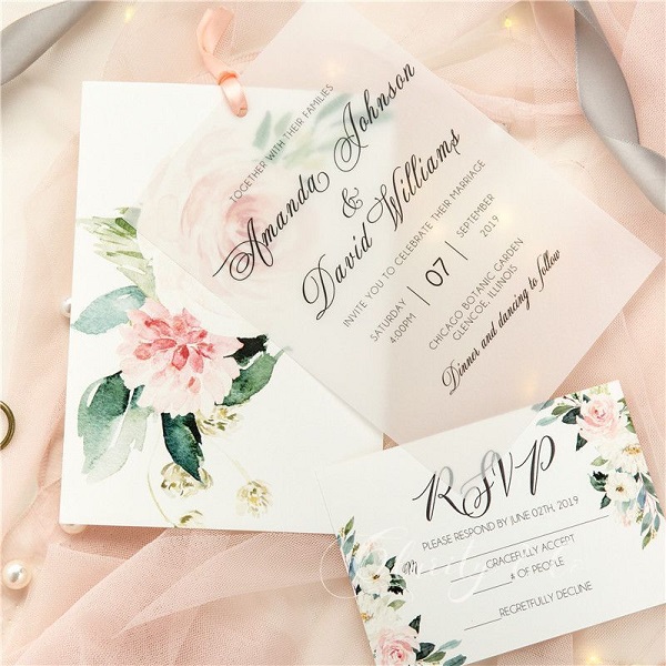 In questa foto, un invito matrimonio  elegante con dettagli floreali sui toni del rosa e del verde e carta trasparente 