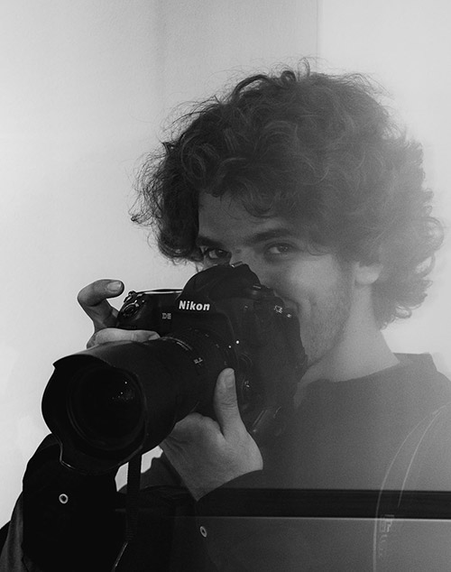 in questa foto Giuliano Dell'Utri con una macchina fotografica in mano