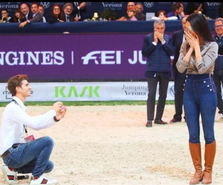 In questa foto il momento della proposta di matrimonio fatta da Filippo Bologni a Gessica Notaro