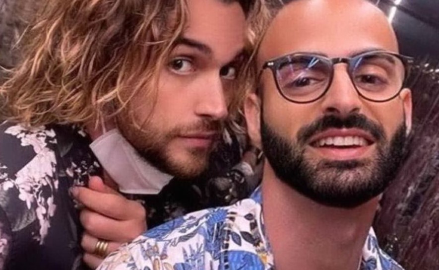 In questa foto il cantante Valerio Scanu posa accanto al fidanzato Luigi Calcara