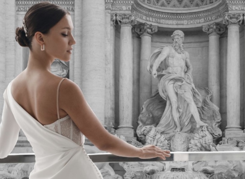 In foto una sposa a Roma, che pubblicizza l'evento Rome Bridal Week 2023