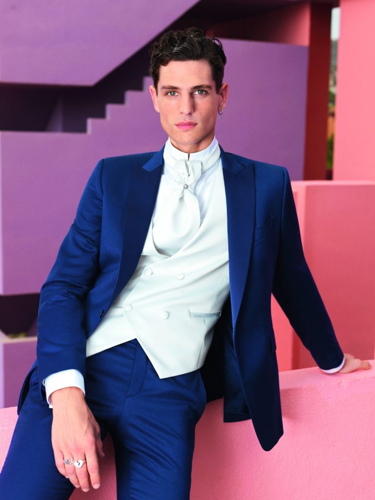 In questa immagine un modello blu di Carlo Pignatelli che fa parte degli abiti da sposo 2023 più belli. 