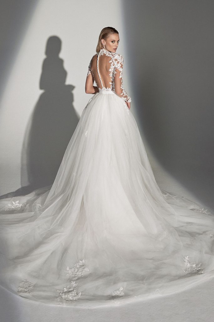 In questa foto la modella indossa un abito da sposa a principessa 2023 con gonna di tulle Justin Alexander 