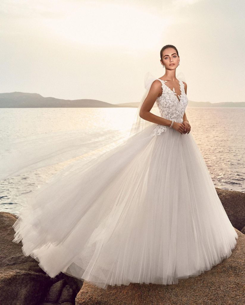 In questa foto la modella indossa un abito da sposa a principessa  con gonna di tulle Atelier Emè
