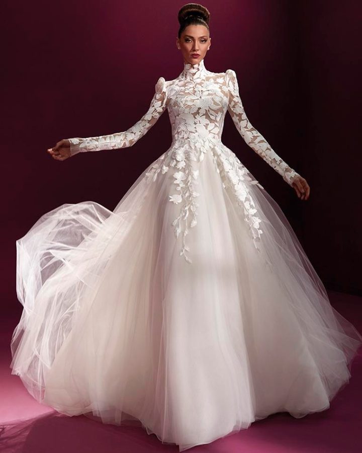 In questa foto la modella indossa un abito da sposa con gonna di tulle e maniche lunghe Atelier Pronovias