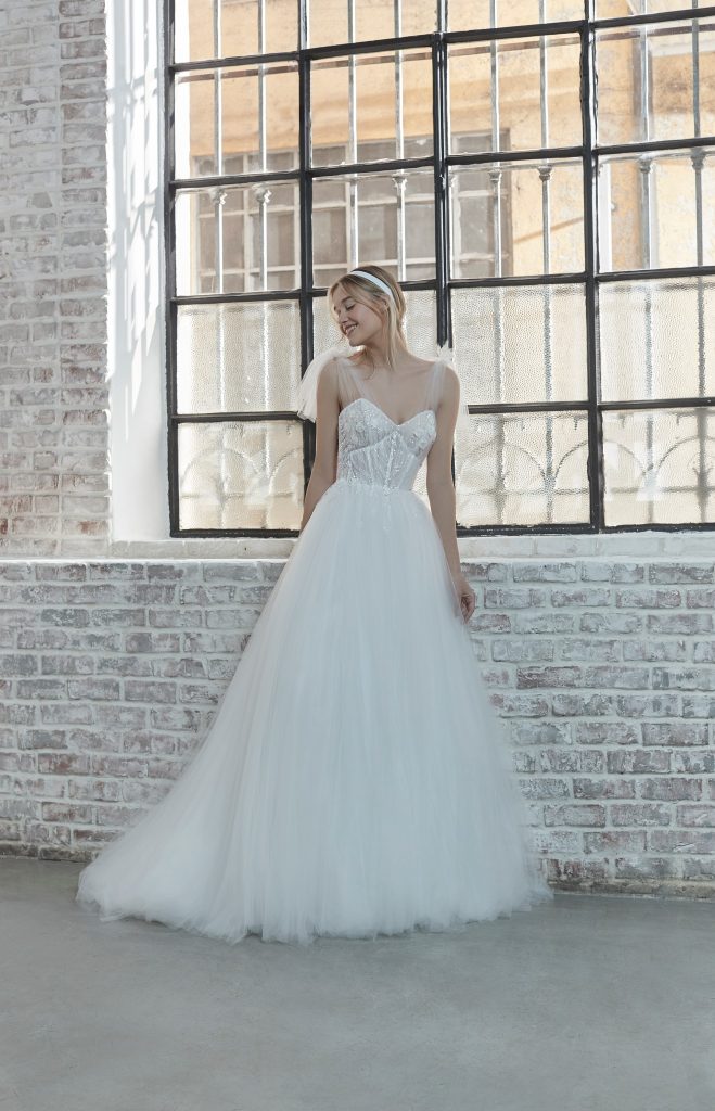 In questa foto la modella indossa un abito da sposa con gonna di tulle Elisabetta Polignano