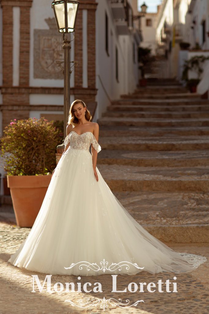 In questa foto la modella indossa un abito da sposa con gonna di tulle Monica Loretti 
