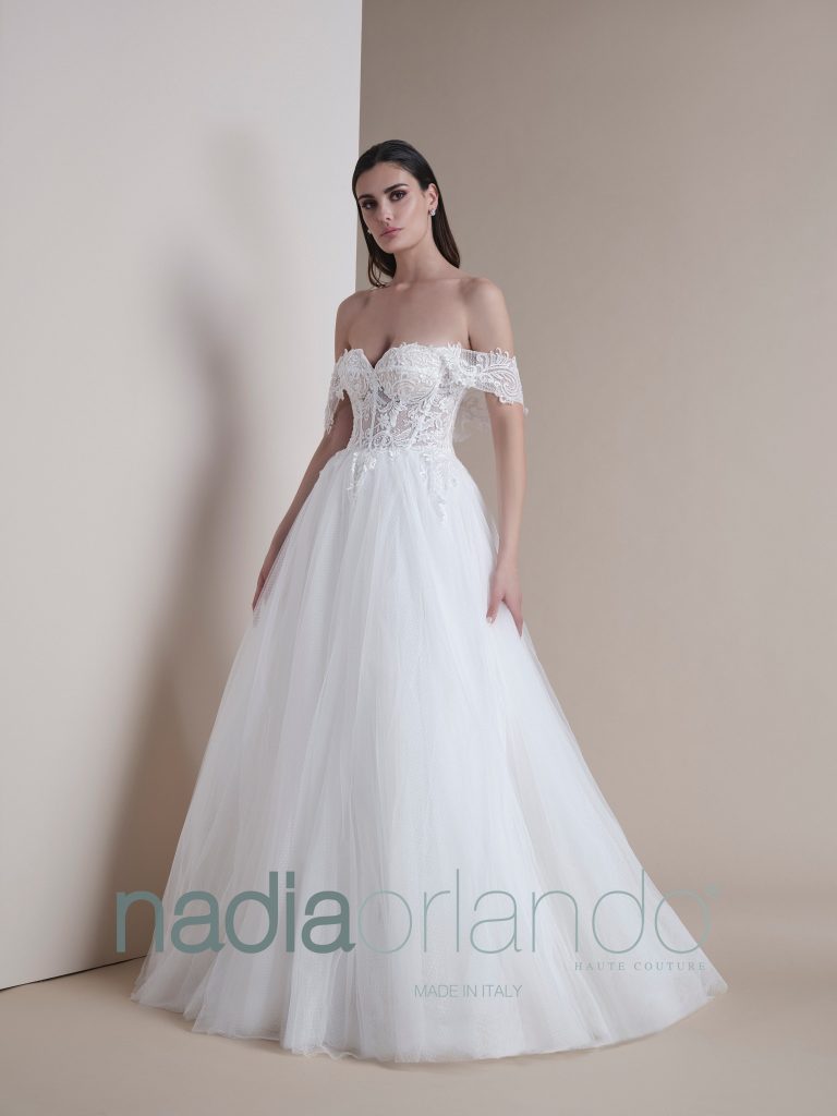 In questa foto la modella indossa un abito da sposa con gonna di tulle Nadia Orlando