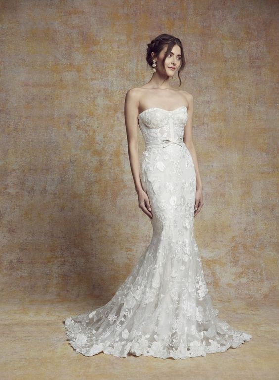 In questa foto la modella indossa un abito da sposa a sirena 2023 di pizzo con corsetto Marchesa